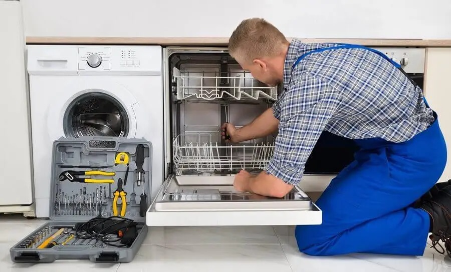 Adapazarı Sunny servisi teknisyen ekibi beyaz eşya tamiri yaparken